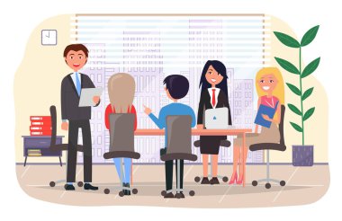 Ofis çalışanları. İş arkadaşları. Meslektaşlar proje takım çalışmasını tartışırlar. Ofis çalışanları iş ve iletişim