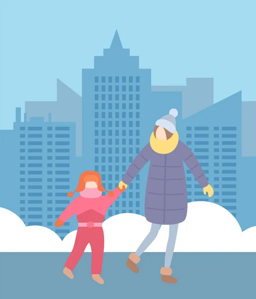 小さな娘が暖かい服を着て、都会の景色の背景、冬の時間を歩いている母親 — ストックベクタ