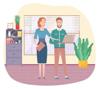 İş adamları pencerenin yanında durup projeden bahsediyorlar. Ofis çalışanları sorunları tartışıyor