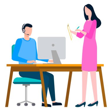 Yönetici dizüstü bilgisayarlı masada oturuyor, iş arkadaşı kadın.