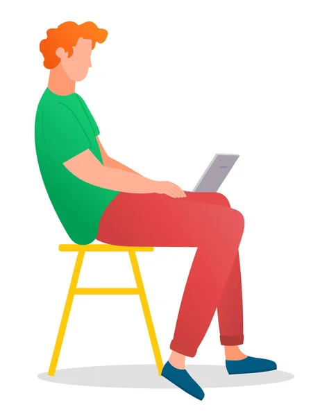 Tabouet 'te oturan ve dizüstü bilgisayarla sosyal ağlarda çalışan bir adam dizlerinin üzerinde bilgisayar tutuyor. — Stok Vektör