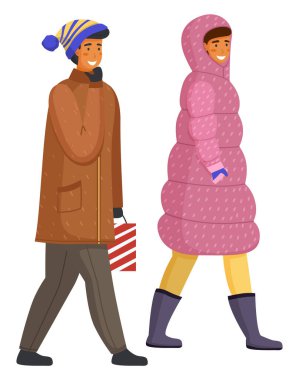 Sıcak paltolu mutlu adam ve kadın soğuk havada dışarıda yürüyorlar beyazların üzerinde izole edilmiş.