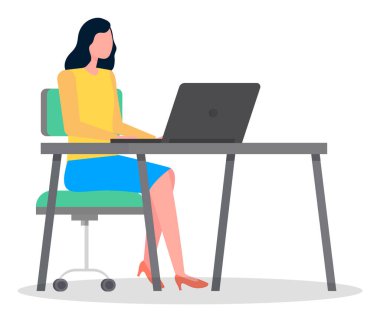 İş kadını bir masada oturup dizüstü bilgisayarla çalışıyor. İş kadını yöneticisi bilgisayarda yazıyor