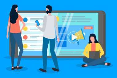 Müşteri çekmek için bir yol seçiyorum. Dizüstü bilgisayarı olan kadınlar ve erkek ofis çalışanları site tasarımını analiz ediyor