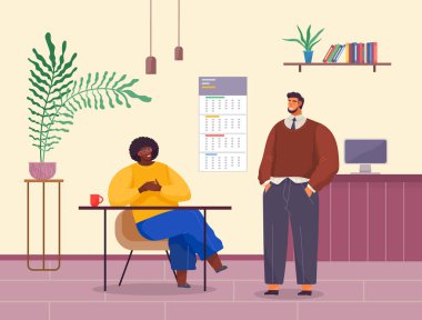 İşadamı şefi ofisteki bir masada oturup müdürün açıklamasını dinliyor.