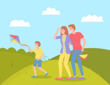 Eğlenceli bir aile yürüyüşü, doğada dinlenme. Babası bir sepet piknik ürünü taşıyor, çocuk uçurtma fırlatıyor.