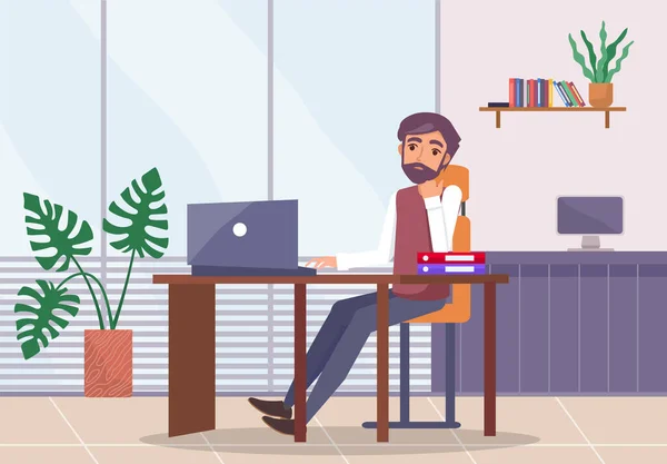 Zdenerwowany pracownik biurowy siedzi przy stole z laptopem, folderami, oknem panoramicznym, rośliną doniczkową w biurze — Wektor stockowy