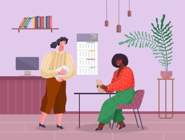 Ofis çalışanları, dijital tabletli Afrikalı kadın masada oturuyor, meslektaşı ayakta.