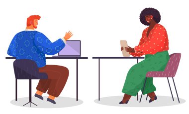 Adam dizüstü bilgisayar kullanıyor ve tabletli kadınla konuşuyor. Ofis çalışanları iş yerinde iletişim kurar.