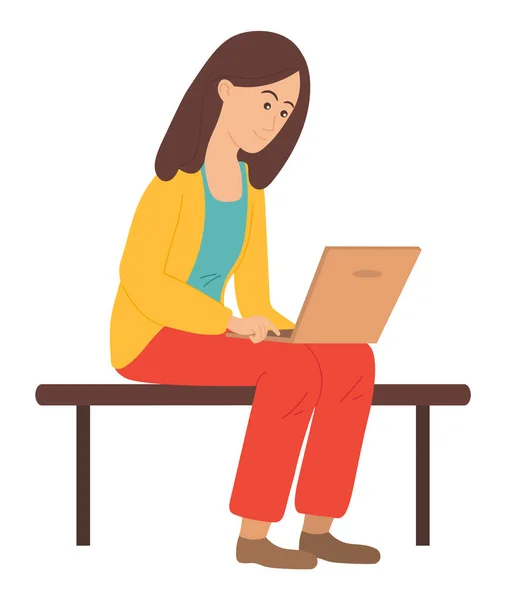 Giovane ragazza si siede sulla panchina e utilizza il computer portatile. Navigare su internet. Illustrazione vettoriale piatta su bianco — Vettoriale Stock