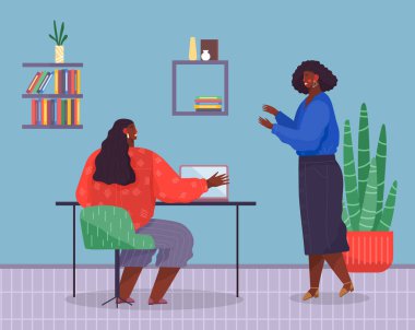 Ofis konsepti iş yeri. Patroniçe masada oturmuş müdürle iletişim kuruyor.