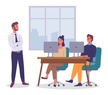 Ofis çalışanları toplantısı. İş adamı, masada dizüstü bilgisayarla oturan iş arkadaşlarıyla konuşuyor.