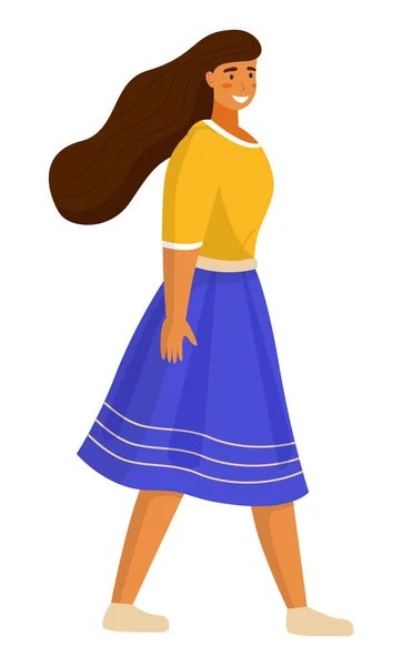 Hermosa chica caminando en verano día al aire libre. Mujer joven vestida con falda azul y blusa amarilla — Vector de stock