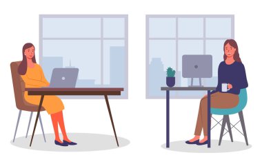 Meslektaşlar arası iletişim. Masasında dizüstü bilgisayarında çalışan bir kadın. Kadın monitöre bakıyor