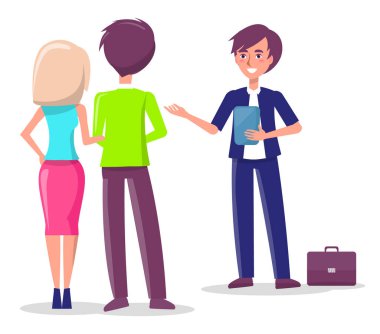 Tablet elinde gülen adam müşterilerle konuşuyor. Evli çift satın almak için gelmiş.