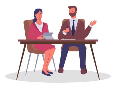 İşadamı şefi elinde kalemle masada oturmuş tablet tutan kadını dinliyor.