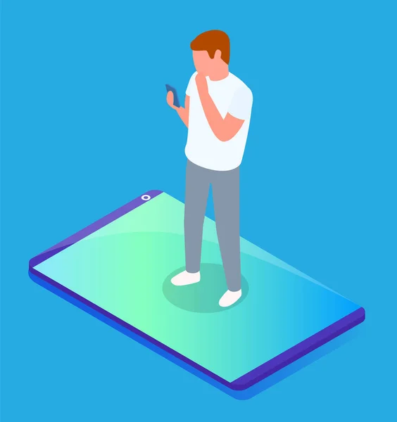 Hombre usando el teléfono inteligente de pie en la pantalla de teléfono móvil 3D isométrica, dibujos animados vectoriales — Archivo Imágenes Vectoriales