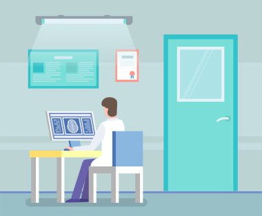 Doktor bilgisayarın tomografi taramasına bakıyor. Tıp bürosundaki masada oturuyor.