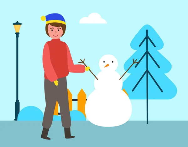 Bir erkek çocuk sokakta yürüyor ve karla oynuyor. Kışın giyinmiş bir çocuk bir kardan adam heykeli yapıyor. — Stok Vektör
