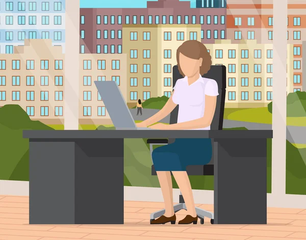 Wanita bisnis muda di meja bekerja pada laptop dengan jendela panorama besar di belakang - Stok Vektor