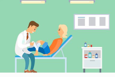 Doktor muayenesi için bacağı yaralı bir hasta. Ayak hastalıkları uzmanı kadının dizine bandaj yapıştırıyor.