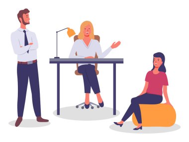 İletişim kuran erkek, kadın, masada, koltukta, ayakta, konuşuyor.