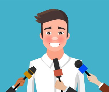 Gülümseyen adamla basın toplantısı. Mikrofonlu bir gazeteci yakışıklı bir süperstarla röportaj yapıyor.