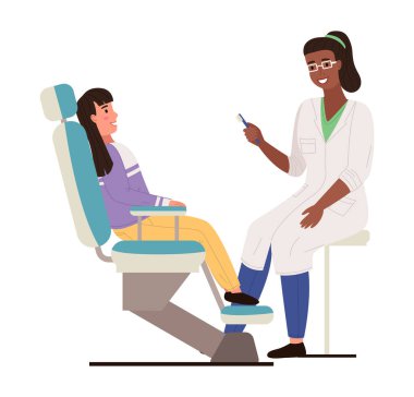 Doktor bir diş fırçasıyla çocuğun dişlerini fırçalar. Dişçiyle randevudaki kız.