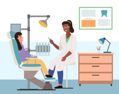 Doktor çocuğun dişlerini fırçalar, kadın diş fırçasıyla çalışır. Kız ve dişçi muayenehanesinde.