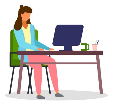 İş kadını bir masada oturup dizüstü bilgisayarla çalışıyor. İş kadını yöneticisi bilgisayarda yazıyor