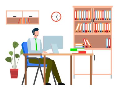 Bilgisayarda kulaklığı olan bir iş adamı çevrimiçi video başvurusu ile konuşuyor, online toplantı.