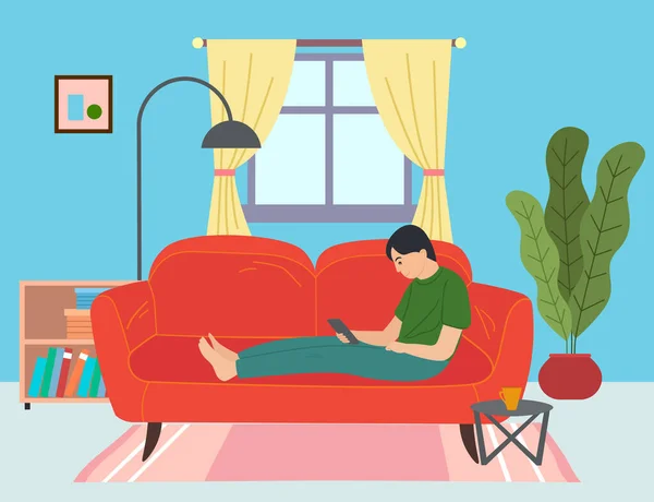 빨간 소파에 있는 남자는 스마트폰으로 인터넷 서핑을 하고 집에 있으면서 인터넷으로 수다를 떨고 있습니다. 평평 한 이미지 — 스톡 벡터