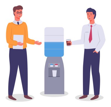 Ofis sohbeti. Genç erkek işçiler su soğutucusunun etrafında gayri resmi konuşuyorlar.