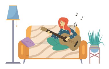 Gitar çalıp şarkı söyleyen bir kız. Genç kadın kanepede oturuyor ve hobisini yapıyor.