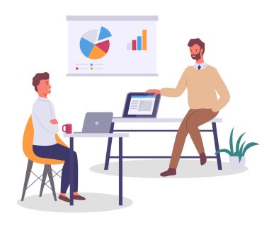 Ofis çalışanları istatistik çizelgesini tartışıyorlar. İş adamı ve meslektaşı büro masasında oturuyor.