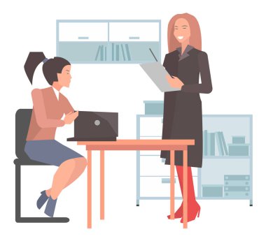 İş kadınları iş yerinde iletişim kurar. Meselelerin iş akışı tartışması. Kız bir meslektaşla konuşuyor.