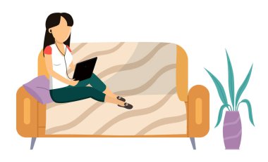 Kadın kanepede oturuyor ve müzik dinliyor. Elinde tablet ve kulaklık olan bir kız.