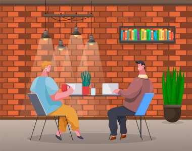 Masada dizüstü bilgisayarda yazı yazan gülümseyen adam bir kadınla konuşuyor. İş kadını iş arkadaşıyla iletişim kurar