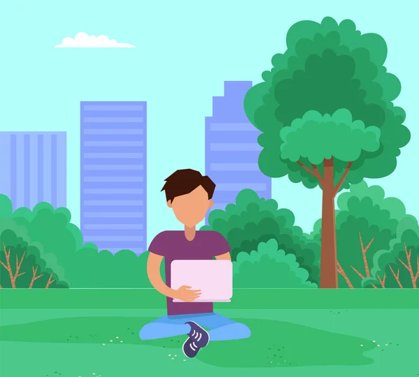 Homem sentado na grama no parque e trabalhando em laptop. Guy gasta tempo ao ar livre ilustração vetorial — Vetor de Stock