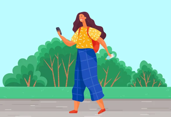 Mujer caminando en el parque de verano con el teléfono en las manos. Chica con mochila y botella de agua al aire libre — Vector de stock