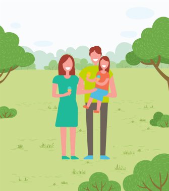 Aile yazın parkta yürür. Mutlu genç ebeveynler ve bebek bahçede birlikte yürüyorlar.