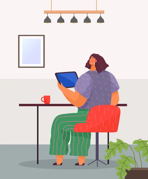 Mujer de oficina en un escritorio con una tableta PC. Una mujer de negocios o un empleado trabajando. Trabajo freelancer — Archivo Imágenes Vectoriales