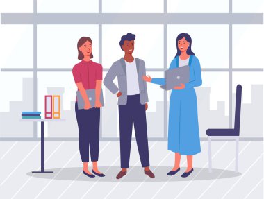 İş adamları ofiste toplanıyor, proje ve planlama stratejisini tartışıyor, mola sırasında konuşuyor.