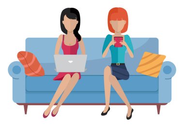 Çift kanepede oturuyor. Kadınlar akıllı telefon ve dizüstü bilgisayar vektör çizimleriyle sohbet ediyorlar