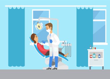 Dişleri inceleyen dişçi. Klinikteki dişçi koltuğunda yatan kadın hasta.