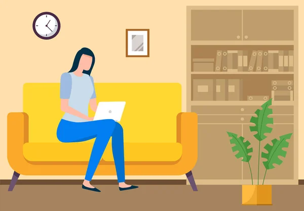 Une fille avec un ordinateur portable assis sur le canapé à la maison ou au bureau, femme tenant une vidéoconférence — Image vectorielle