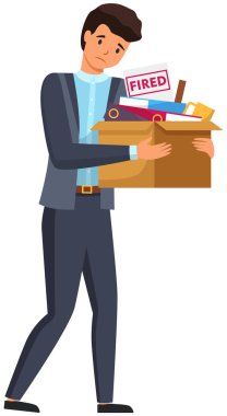 İşten çıkarma konsepti. Mutsuz kovulmuş bir adam beyaz arka planda izole edilmiş kutularla ofisten çıkar.