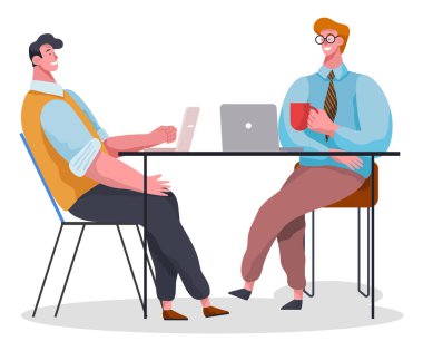 Ofis çalışanları meseleleri tartışıyor. İş toplantısı ve iş meselelerinin değerlendirilmesi