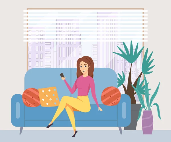 Egy fiatal nő használja a telefonját, miközben a kanapén ül. A női karakter otthon csinál egy szelfit. — Stock Vector