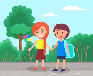 Okul çocukları el ele tutuşuyor. Sırt çantalı kız ve oğlan ellerinde oyuncak hayranıyla dışarıda yürüyorlar.